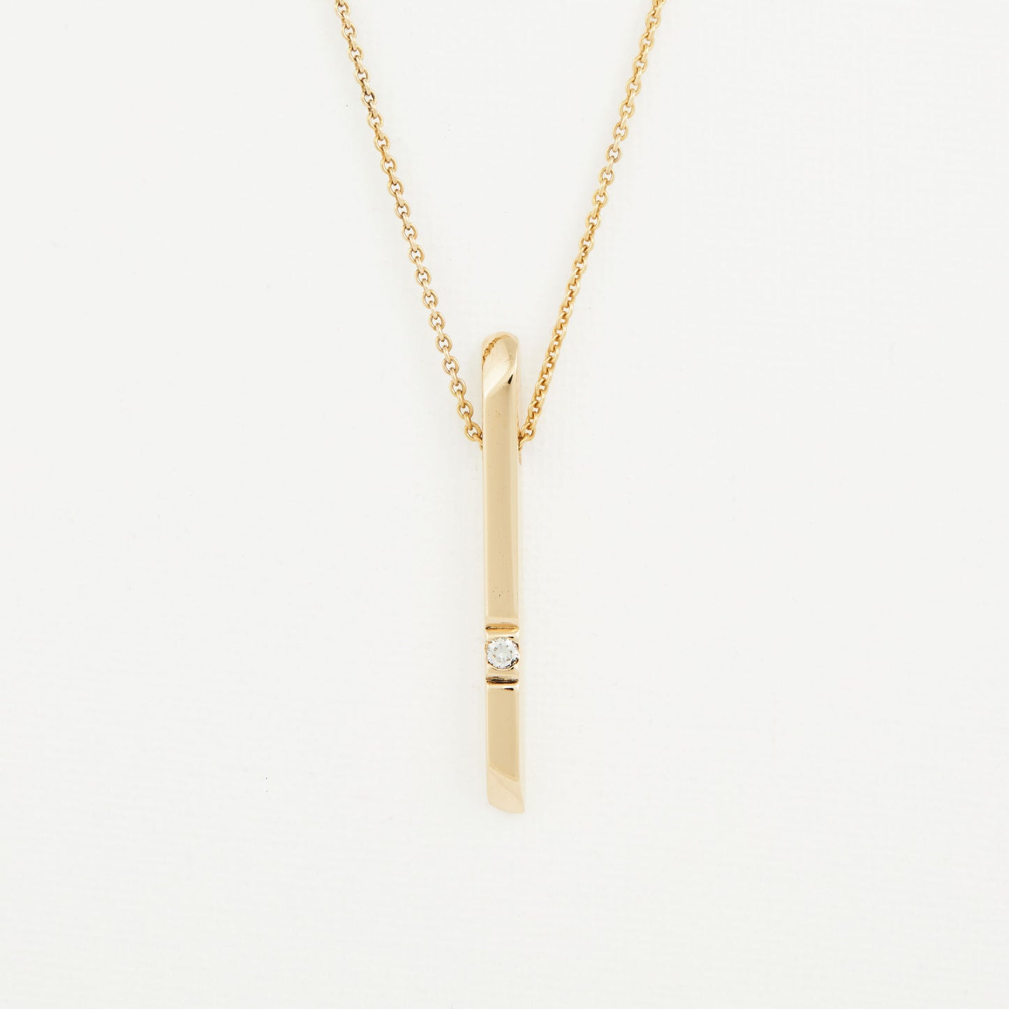 Elegant Gold Pendant With Diamond And Gold Chain.